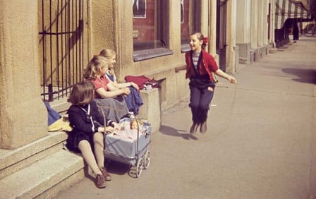 Jenter som leker ute i gamledager. 