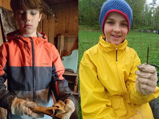 Gutter viser funn de har gjort med metalldetektorer