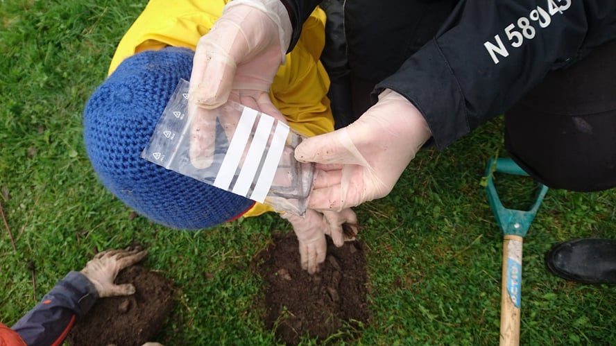 En pose med spikere funnet med en metalldetektor.