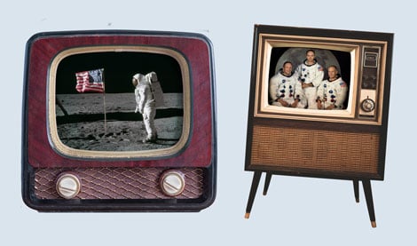 Bilde av to gamle tv-er med bilder fra månelandingen fra 1969