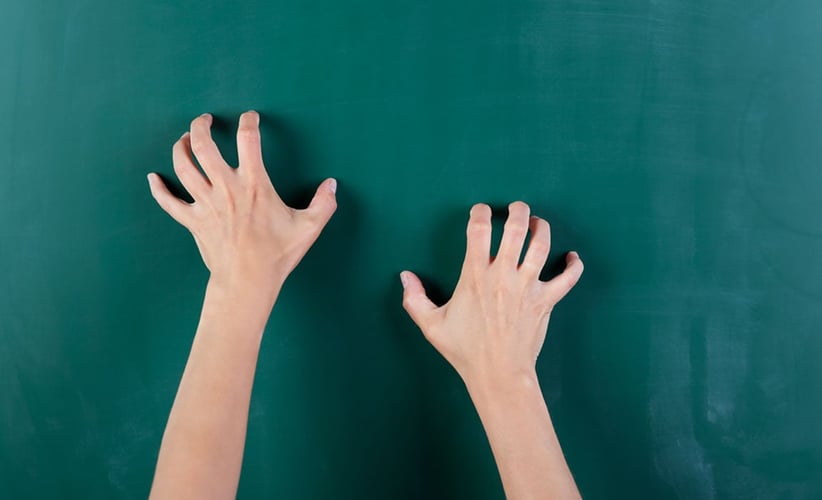 Negler skraper mot tavle