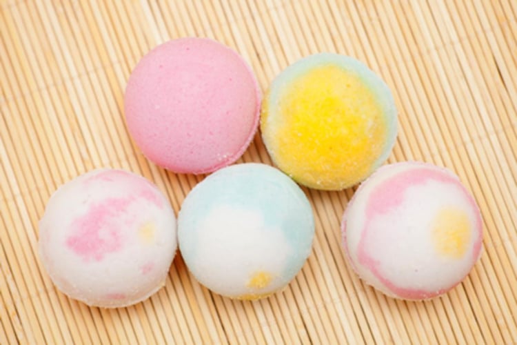 Fem fargerike badebomber som ligger på et bord. 