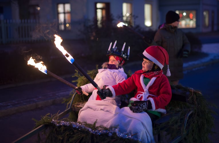 Barn i lucia- og nissekostyme 