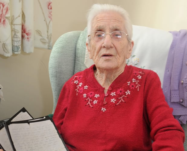 Portrettbilde av Phyllis 99 år gammel med brevet fra Bill fra 1938 i fanget.