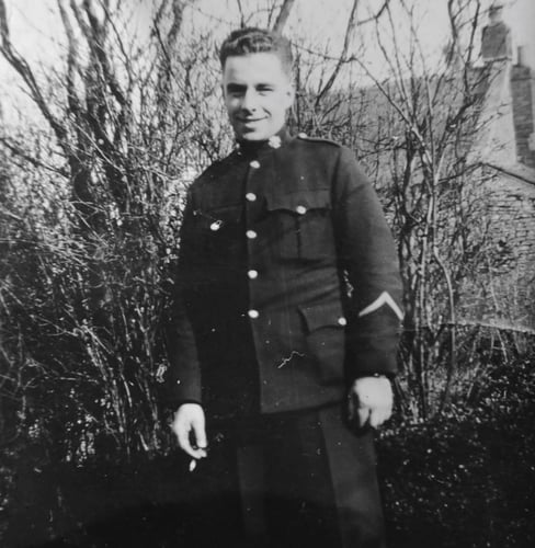 Sort-hvitt bilde av soldaten Bill iført militæruniform