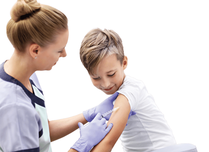 Gutt som får sprøyte i armen av en kvinnelig lege.