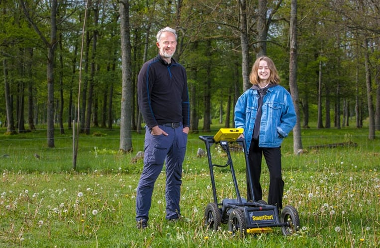 Kaisa og Christer Tonning med georadar på gresset