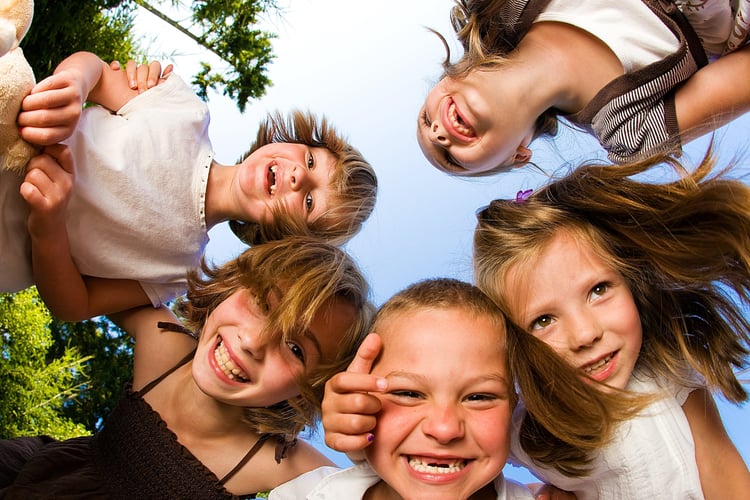 5 jenter som står i ring og smiler og ler. 