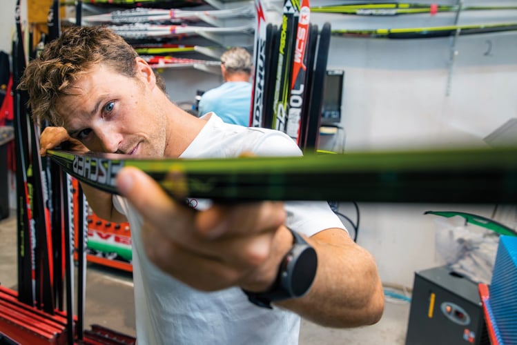 Felix sjekker at sålen på skiene er som de skal. 