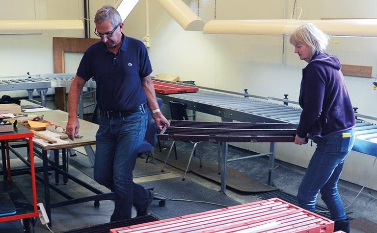 En mann og en dame bærer en borkjerne.