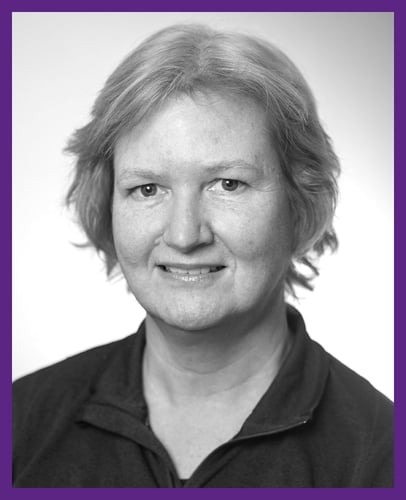 Portrett av forsker Susanne Dudman i svarthvitt med lilla ramme