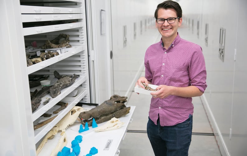 Forsker Keegan Melstrom på lab med krookdilletenner og skjelett