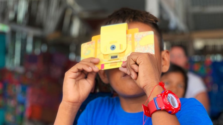 Gutt med foldskop, et mikroskop i papp