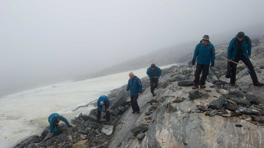 Fem arkeologer på fjell og is