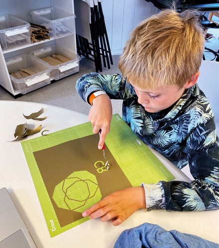 Gutt jobber med mønster