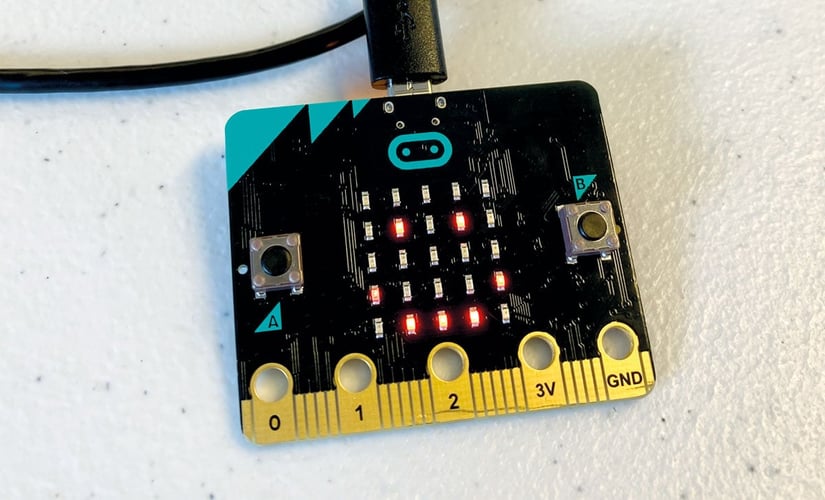 Micro:bit lyser opp i smilefjes-mønster