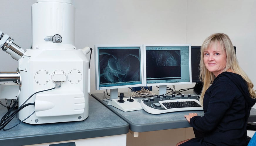 Forsker sitter ved datamaskiner