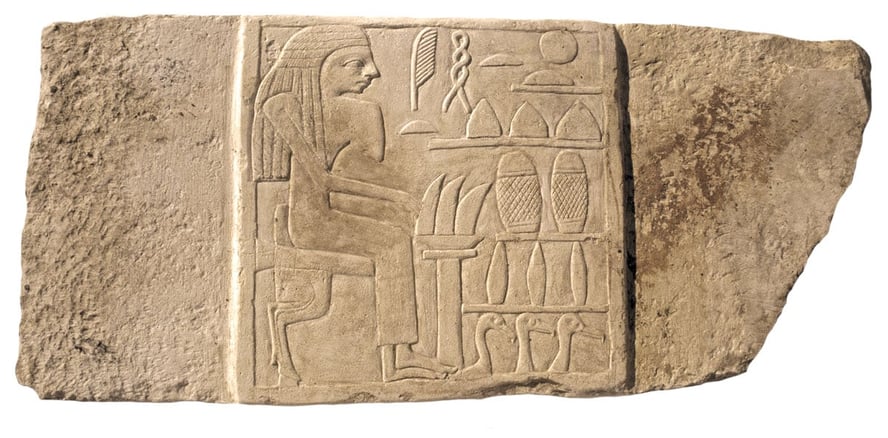 Steinbit med innskrapet mønster av person