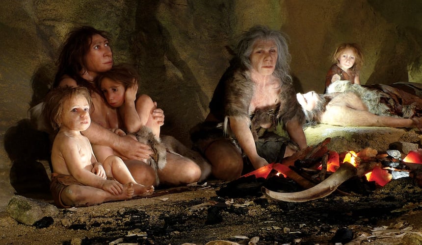 Illustrasjon av neanderthalere med langt hår og ikled pels som sitter i en hule og ser beymrede ut