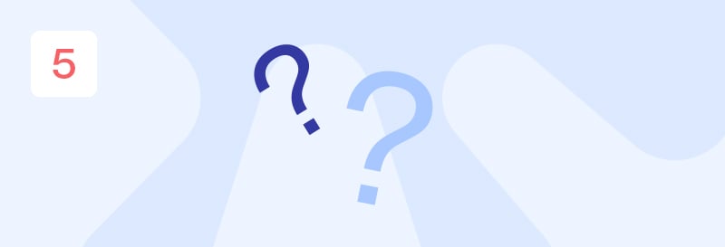 To spørsmålstegn på en blå bakgrunn