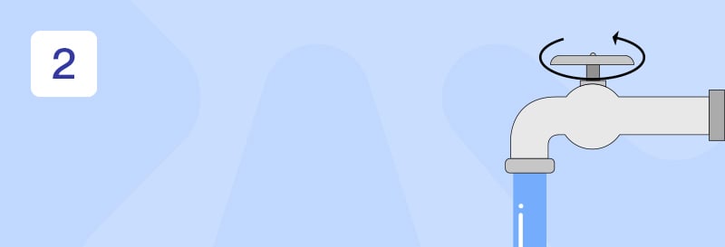 En grå vannkran som det renner vann fra