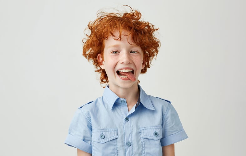 Gutt strekker ut tunga