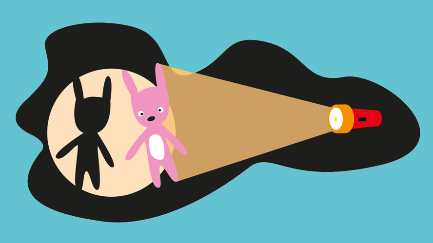 En lommelykt lyser på et kosedyr og lager skygge