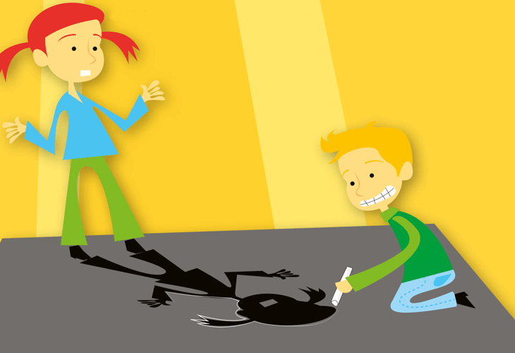 En gutt tegner rundt skyggen til en jente med kritt på bakken