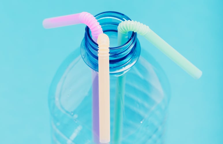 EN tom flaske med sugerør