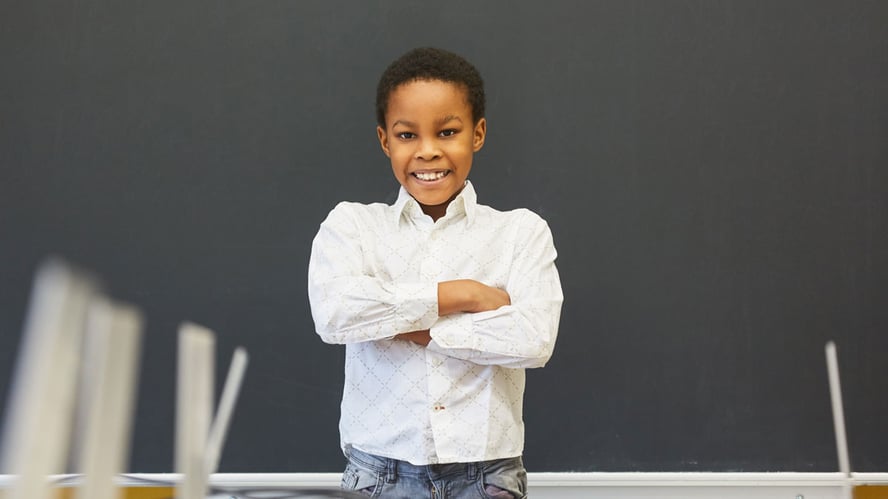 Gutt står med armene i kors og utstråler selvtillit