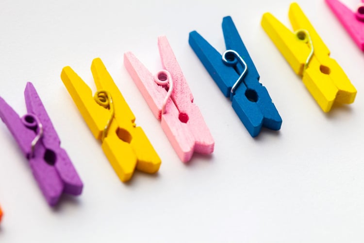 Fargerike klesklyper ligger på rekke