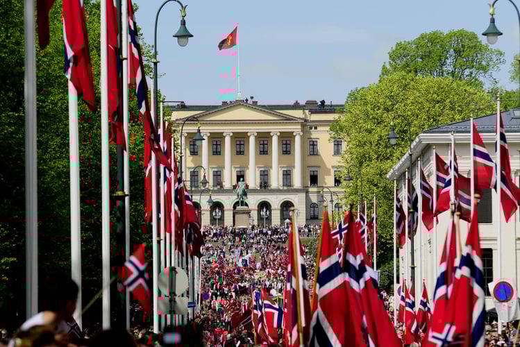 17. mai på Karl Johan med mange flagg og utsikt mot slottet