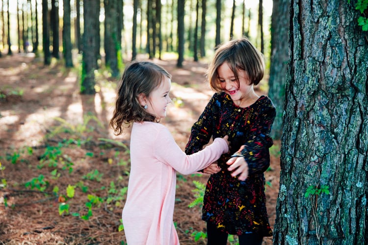 To jenter kiler hverandre