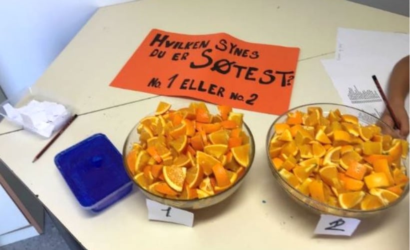 To boller med oppskåret appelsin klare for smakstest