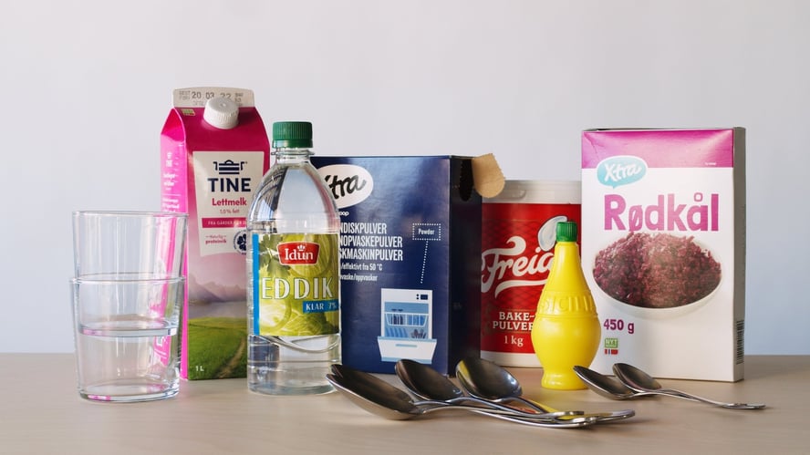 Ulike kjemiske stoffer: Melk, eddik, vaskepulver, sitronsaft, rødkålsaft og bakepulver