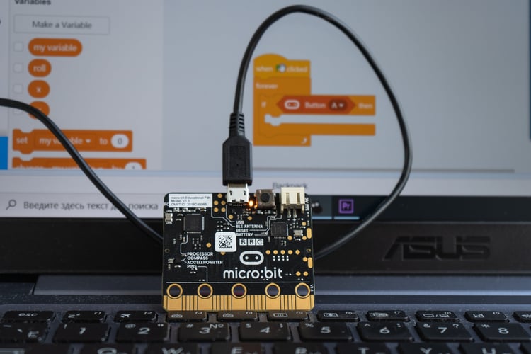 En microbit med en ledning i seg som går fra en pc