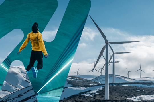 To bilder kombinert: Gutt i luften og vindmøller