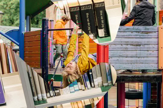 Barn som leker i lekestativ kombinert med et annet bilde av bøker.