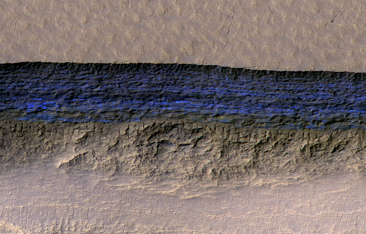 En vegg av is på Mars fotografert ovenfra
