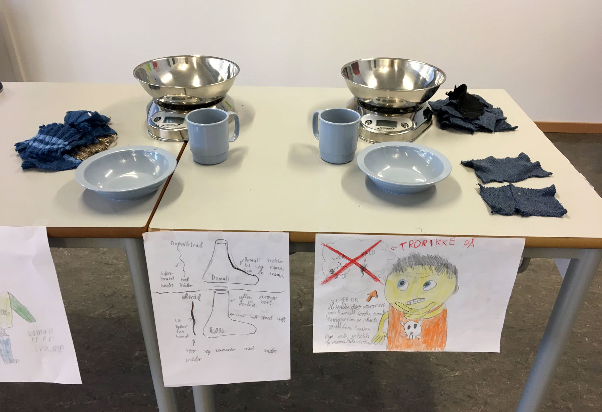 Stand med ting og utstyr fra forskning på hvorfor ull er varmere bomull