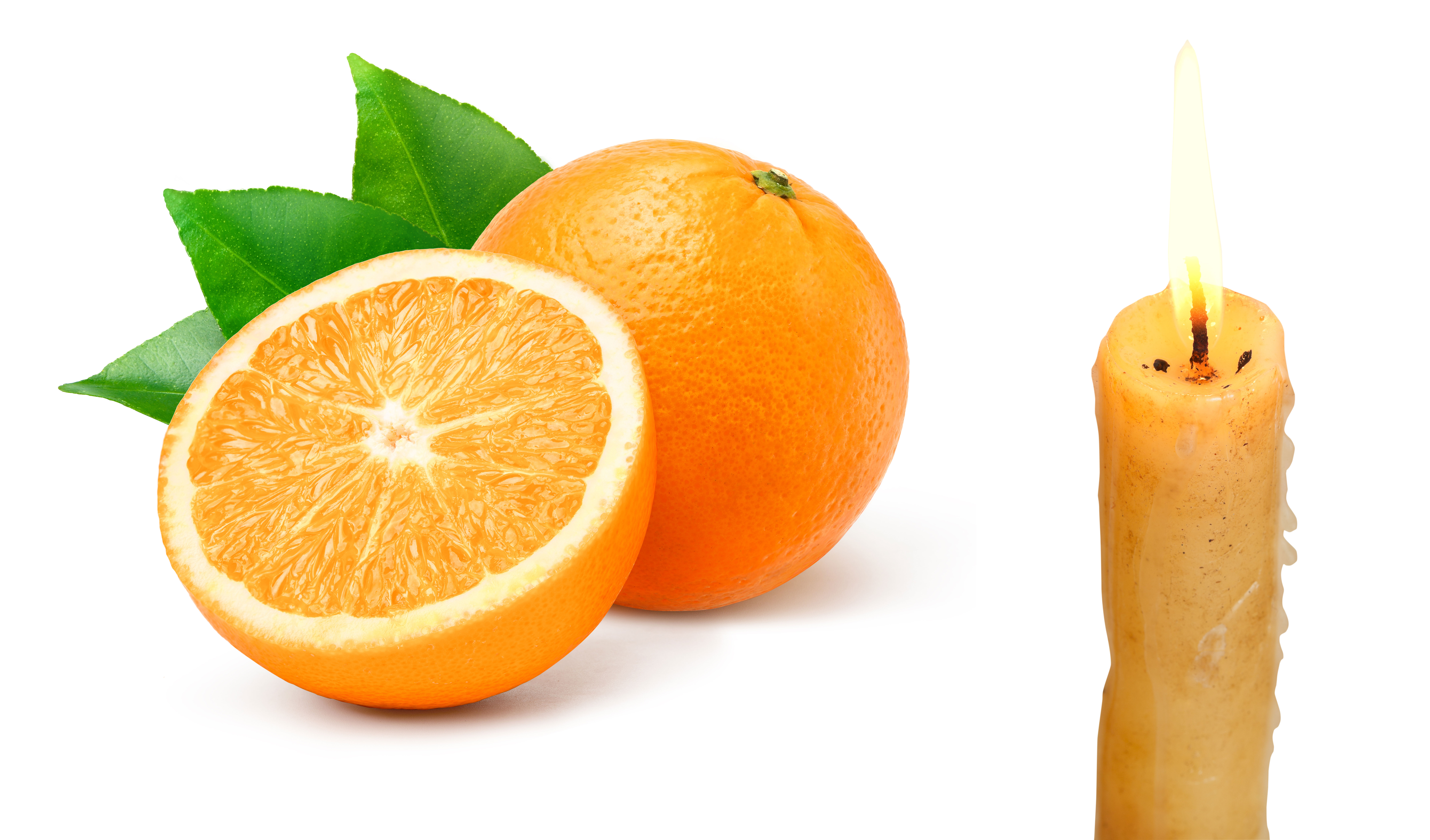 En halvdel av en appelsin ligger ved siden av en hel appelsin på hvit bakgrunn. Ved siden av er det et stearinlys som brenner. Bakgrunnen er også hvit. 