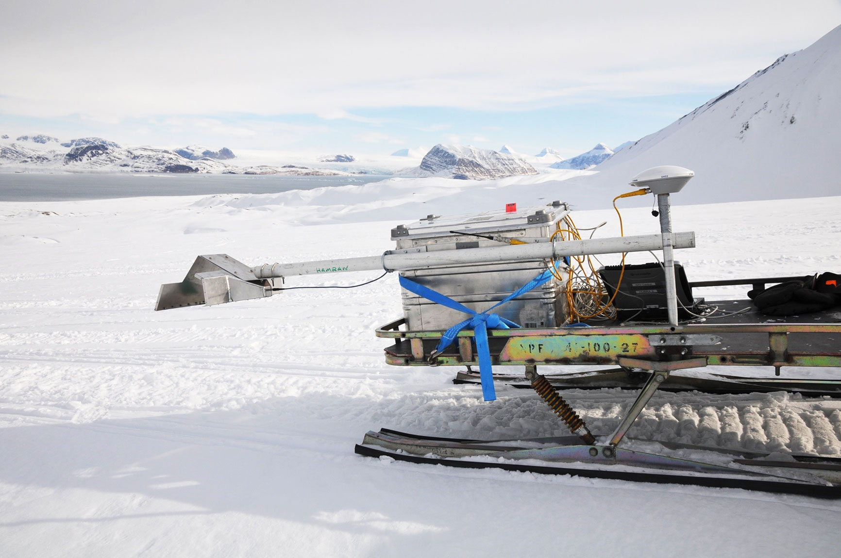Georadaren blir transportert gjennom et snødekket landskap på Svalbard.