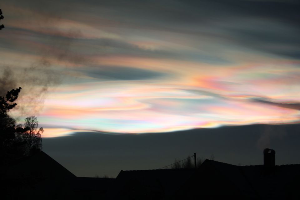 Perlemorskyer i skimmer av rosa og blått brer seg over himmelen.