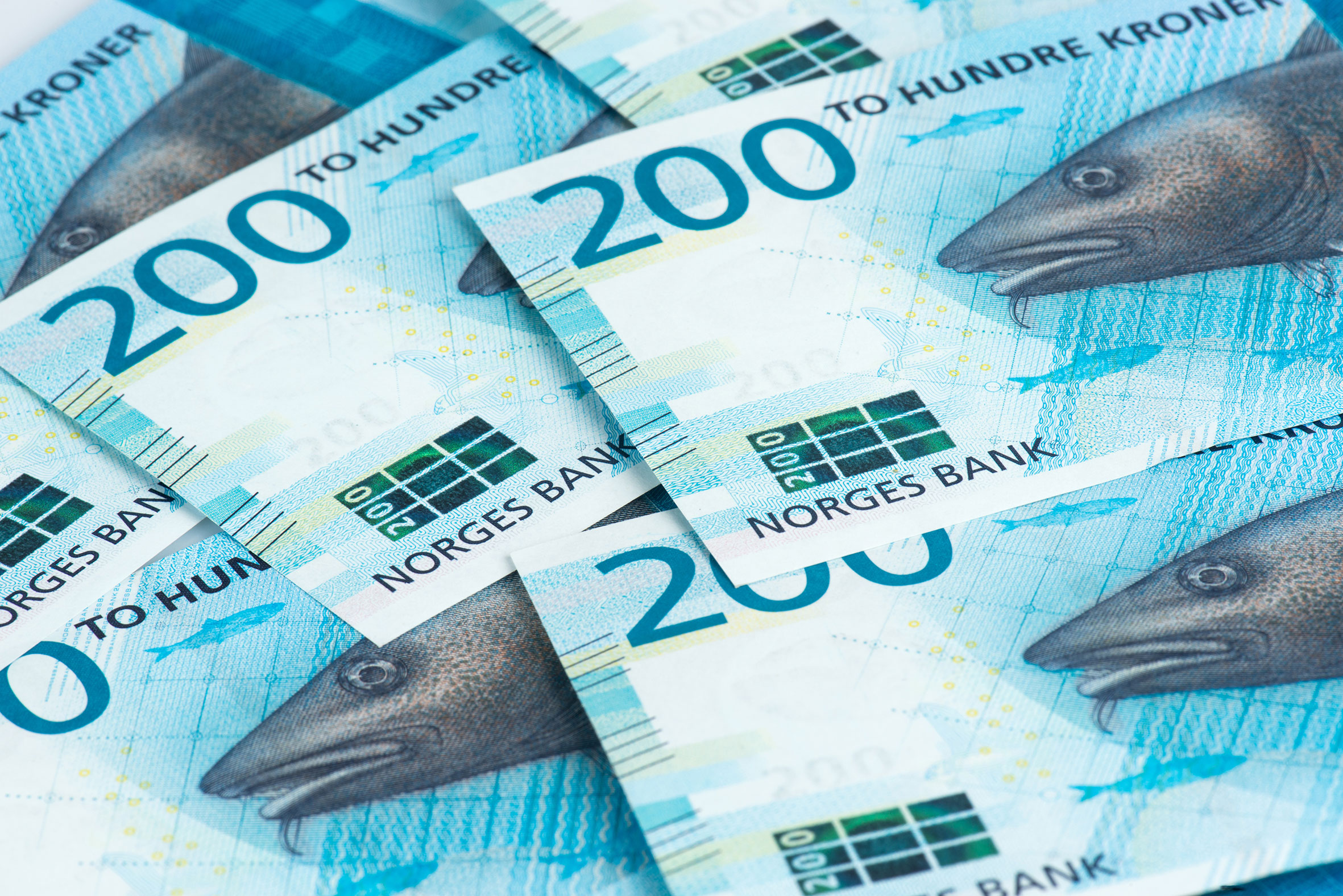 To hundre kroner sedler som ligger oppå hverandre