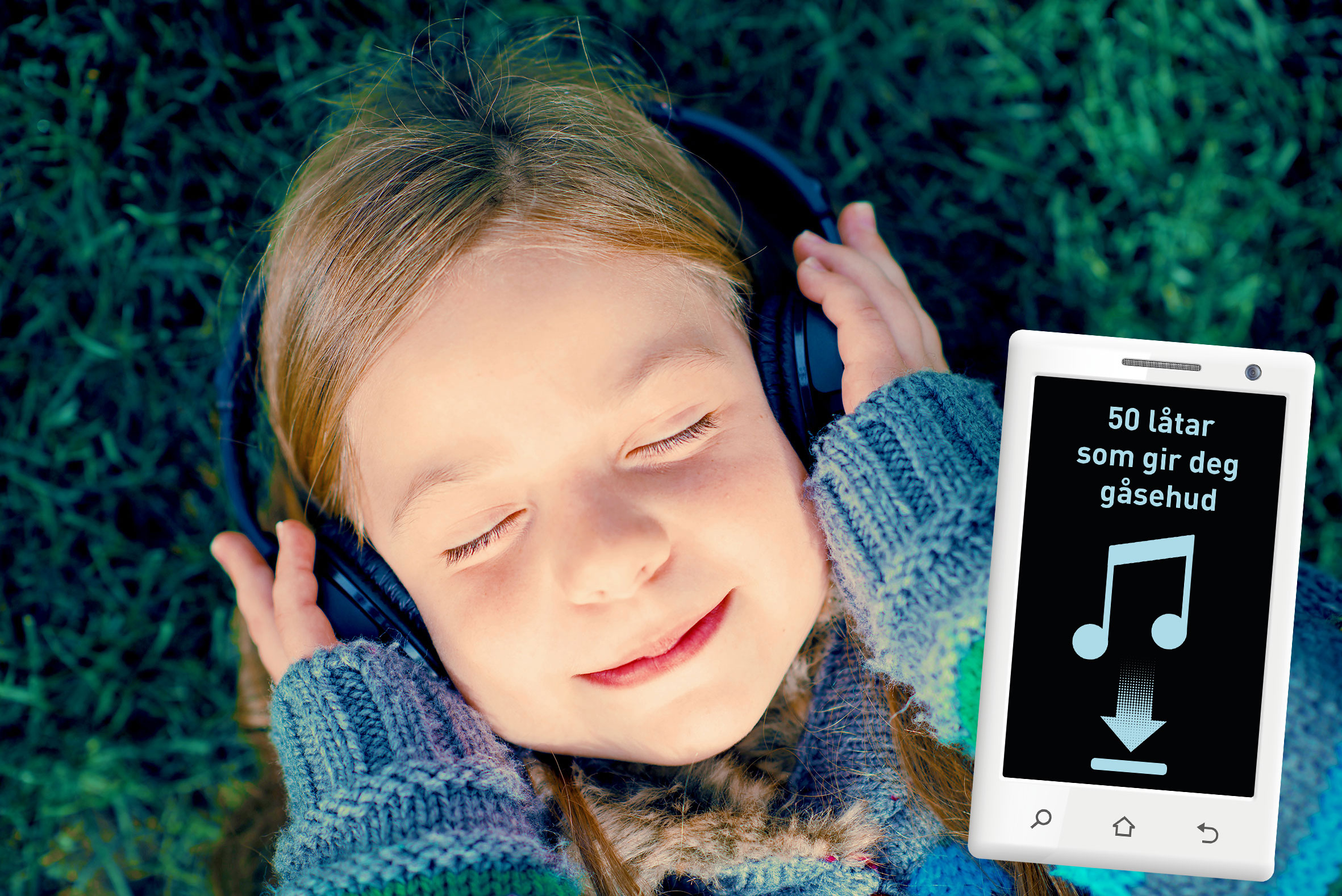 En smilende jente med lukkede øyne og hodetelefoner på ligger i gresset og hører på musikk.