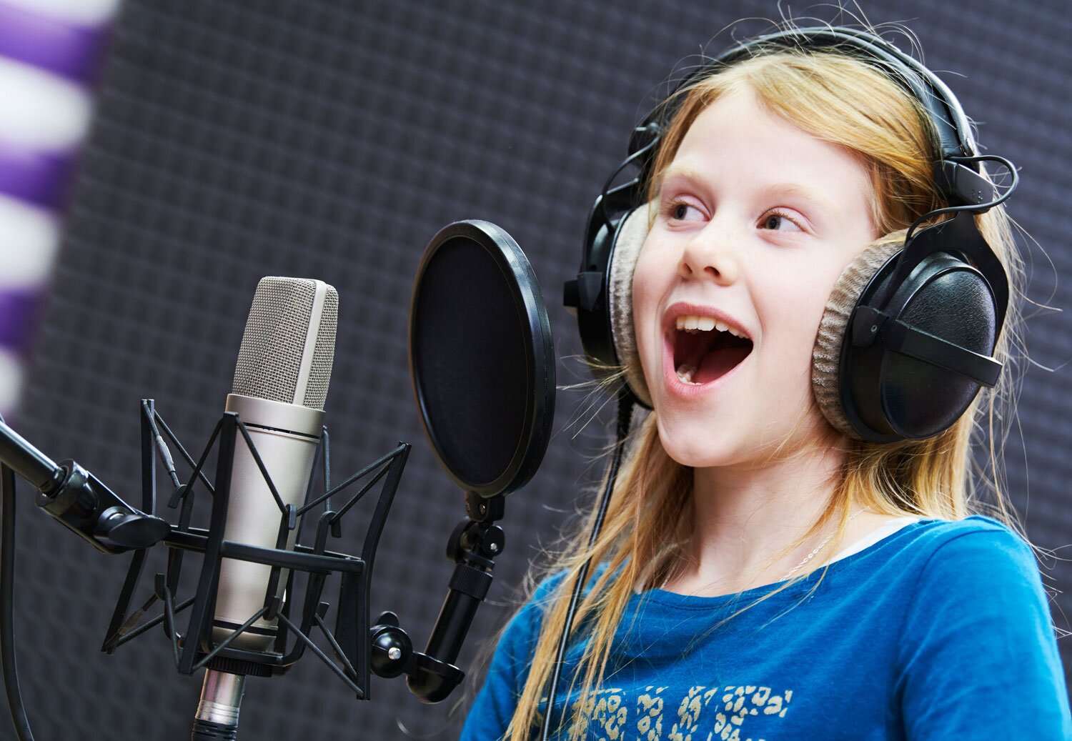 Уроки учимся петь. Ребенок в студии звукозаписи. Занятия вокалом. Дети поют в студии звукозаписи. Уроки вокала для детей.