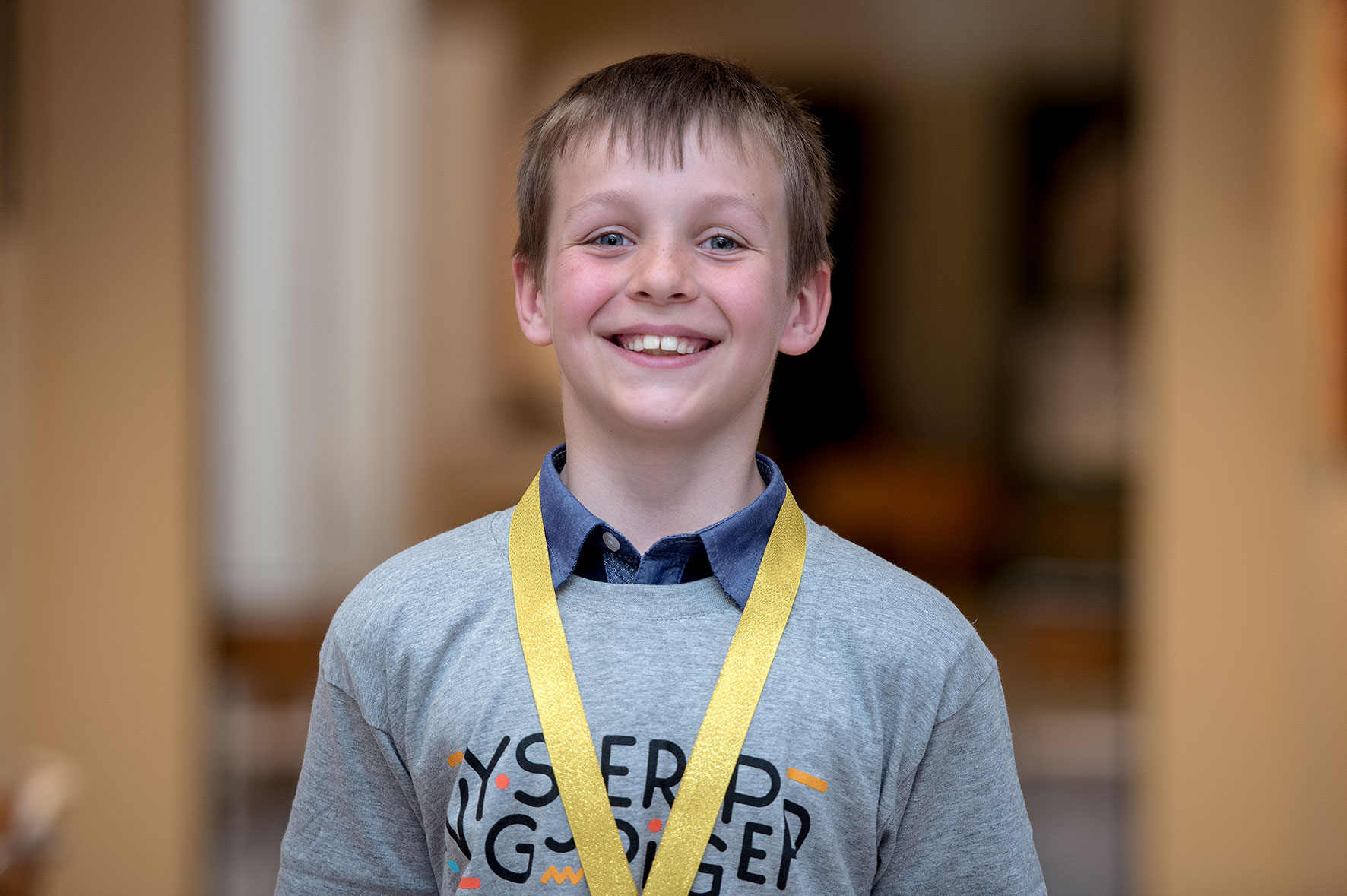 Arn smiler vinnersmil med Nysgjerrigper-gullmedalje på