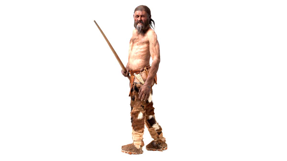 Rekonstruksjon av ismannen Otzi med skinnbukser, skinnsko, langt skjegg og spyd