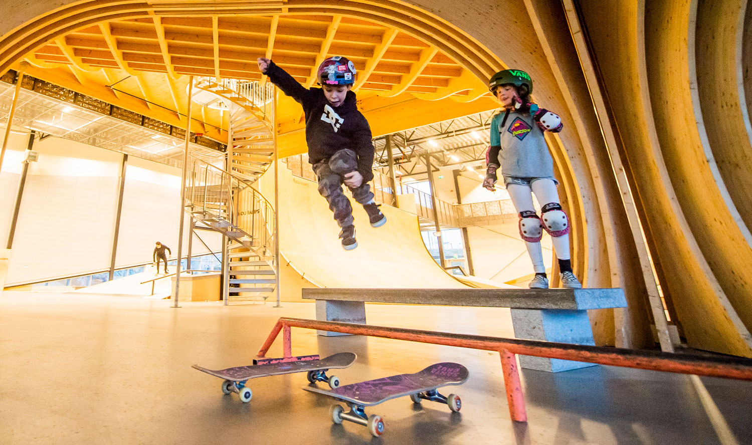 Gutt og jente i skatehall