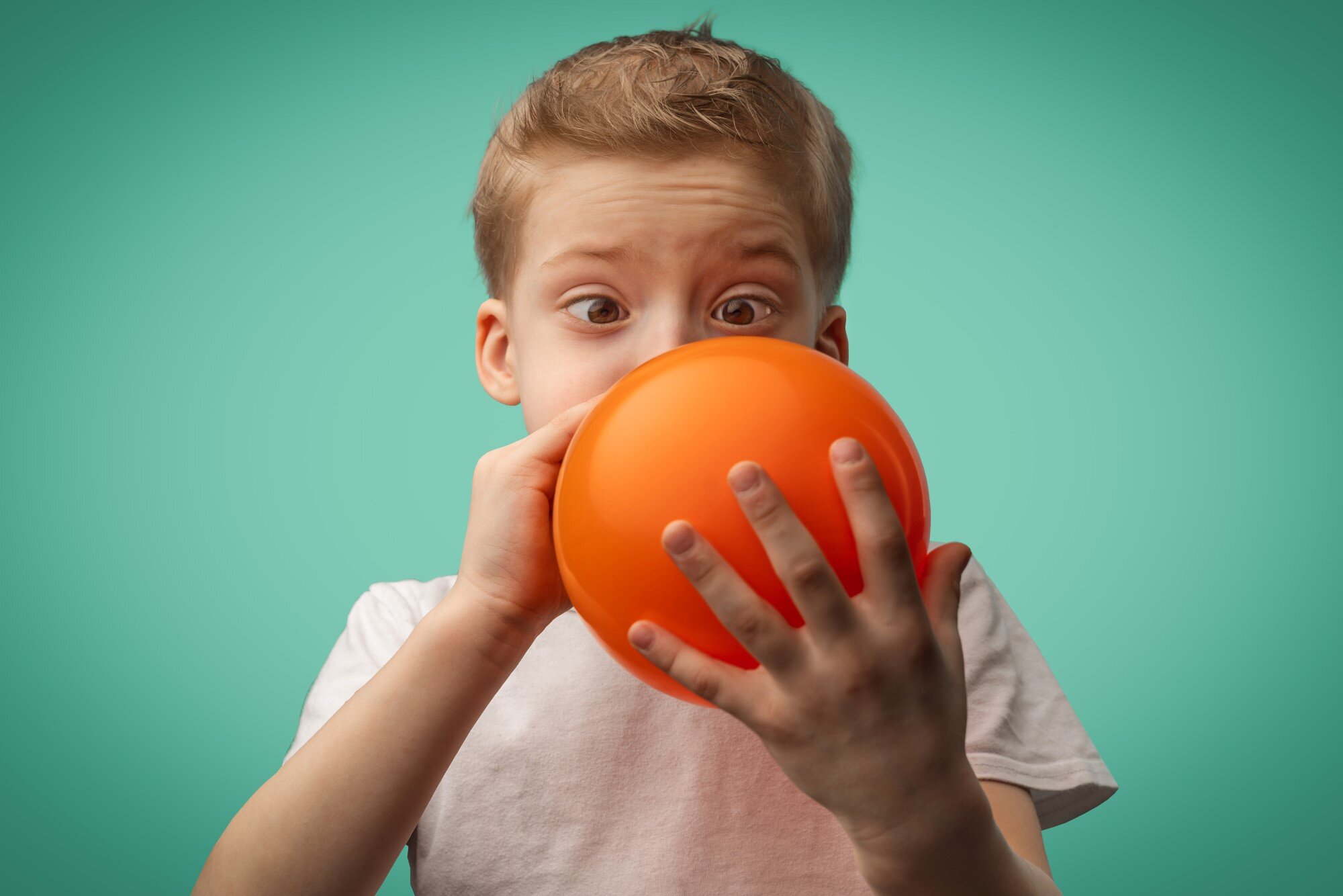 На шаре голос. Оранжевый шарик в руках ребенка. Boy b2p Orange Balloon. Алиса надувает Сереже оранжевый шар ютуб.